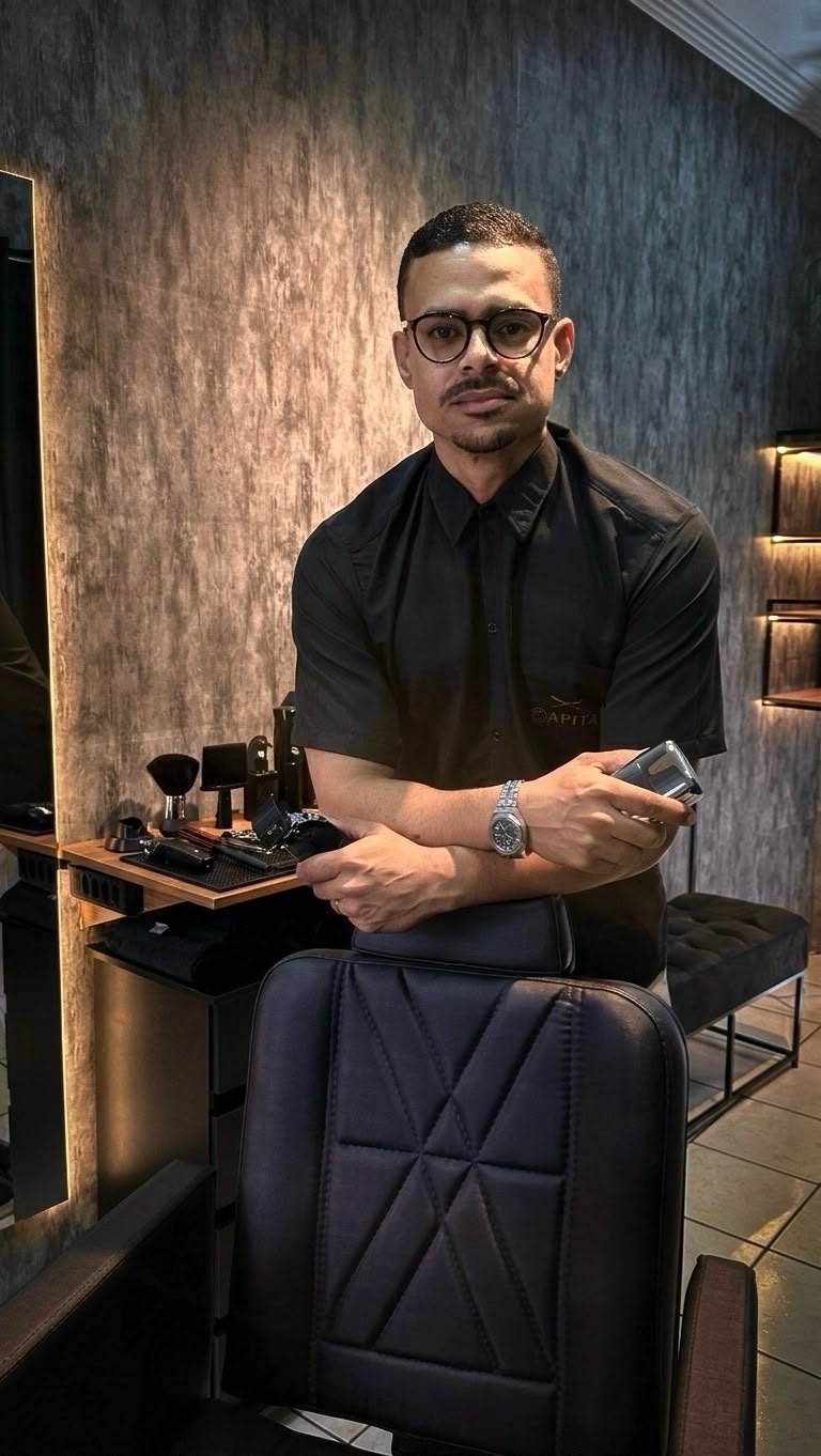 Barbeiro no ambiente da Capita Barber Shop